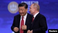 资料照:中国领导人习近平和俄罗斯总统普京在圣彼得堡出席国际经济论坛会议期间。(2019年6月7日)