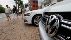 韩国首尔一家汽车销售行前停放的一辆大众汽车(2016年8月2日)