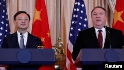 美中第二轮外交与安全对话在华盛顿举行,美国国务卿蓬佩奥(右)和中国政治局委员杨洁篪(2018年11月9日)。