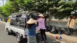 ဆန္ဒပြပွဲအကြား စေတနာ့ဝန်ထမ်း အမှိုက်သိမ်းသူများ ဆန္ဒပြပွဲအကြား စေတနာ့ဝန်ထမ်း အမှိုက်သိမ်းသူများ