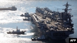 美国卡尔·文森号航空母舰(USS Carl Vinson)停靠于韩国釜山港的作战基地。(法新社)