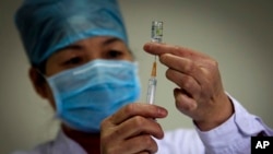 一名医护人员正在准备给北京居民注射预防H1N1传染的疫苗。(200911月16日)