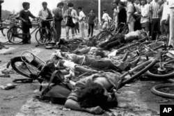 资料照:1989年6月4日清晨在北京天安门附近街道上被杀死的学生与市民的尸体。
