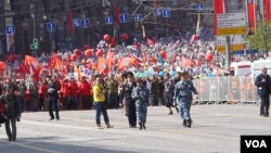 5月9日红场阅兵后,莫斯科民众游行纪念当年参加战争的亲人(美国之音白桦拍摄)