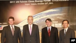 美国在台协会处长司徒文(右二),台湾行政院长吴敦义(左二),环境保护署署长沈世宏(右一)和美国商会会长在美台洁净能源论坛开幕式上