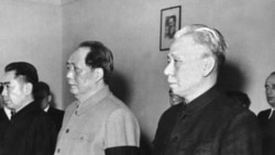 1959年4月(左起)中国总理周恩来,国家主席毛泽东(1893-1976),刘少奇(1898-1969) 在北京参加一场仪式。 刘少奇后来接任毛泽东担任中国国家主席。在1966年开始的文革期间,毛泽东把刘少奇作为他的主要打击目标。刘少奇先后在北京和开封被关押,因病去世。