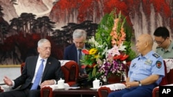 2018年6月28日,美国国防部长吉姆·马蒂斯在北京八一大楼与中国中央军委排名第一的副主席许其亮会谈。这是四年来美国国防部长首次访华。