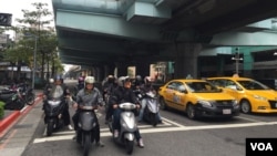 台北街头的计程车和摩托车。(美国之音萧洵拍摄)