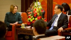 美国国会众议院少数党领袖南希·佩洛西在北京中南海会晤中国总理李克强。(2015年11月13日)
