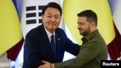 Президент Південної Кореї Юн Сук Йоль і президент України Володимир Зеленський, Київ, 15 липня 2023 року. REUTERS/Valentyn Ogirenko