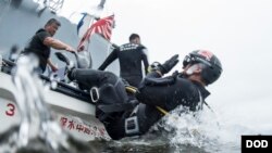 资料照:日本海上自卫队员在2016年印度、日本和美国联合海上演习期间跳入水中。