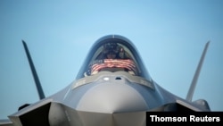 资料照:美国空军一名F-35战机飞行员在佛蒙特州的一个国民卫队基地做好了起飞的准备。