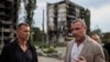 Колишня зірка українського футболу Андрій Шевченко та голлівудський актор Лів Шрайбер у Бородянці закликають не припиняти допомогу Україні.