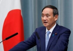 日本内阁官方长官菅义伟在例行记者会上。(资料照片)
