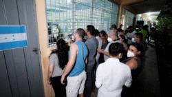 洪都拉斯(Honduras)民众在一个投票站外观看点票(路透社2021年11月28日)