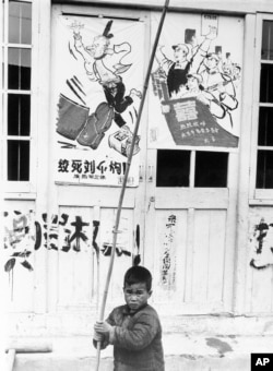 1967年5月27日,上海的墙壁漫画上写着“绞死刘少奇”。这里的奇字被扭曲成狗字。
