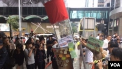 香港金融街头4月1日出现硕大“铭记八九六四酒瓶”道具 (美国之音记者申华拍摄)