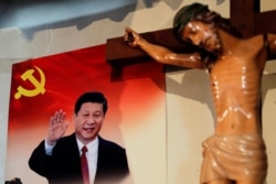 2018年12月24日圣诞节前夕,中国云南省迪庆藏族自治州一个西藏天主教徒家中有十字架上的耶稣像,墙上挂着中国国家主席习近平像。