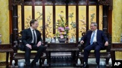 特斯拉首席执行官埃隆·马斯克(Elon Musk)2024年4月28日在北京会见了中国总理李强。(美联社转发)