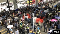 数以千计示威者参与”香港国际机场交通压力测试”行动,一度堵塞机场巴士总站。 (2019年9月1日)