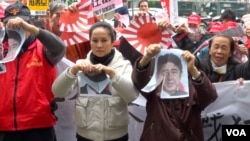 示威者在日本交流协会门口抗议 (美国之音 黄耀毅拍摄)