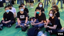南区区议员袁嘉蔚(前排右起)、荃湾区议员岑敖晖、前香港众志秘书长黄之锋、观塘区议员梁凯晴(后排右一),因参与2020年六四31周年烛光集会,被控涉嫌参与未经批准集结,他们在区域法院认罪。 (美国之音/汤惠芸)