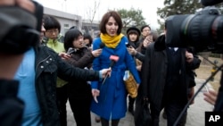 2012年3月22日,当时是疯狂英语创始人李阳妻子、声称受到家庭暴力的Kim Lee到北京法院参加离婚案审理时被当地记者包围。这位美国女士成为中国境内受家庭暴力之苦的妇女们的英雄。