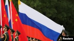 资料照:一名中国军人2018年6月8日在北京人大会堂外为中国国家主席习近平欢迎俄罗斯总统普京而举行的仪式做准备。