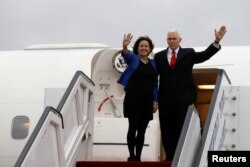 2018年1月23日,美国副总统迈克·彭斯(Mike Pence)和夫人凯伦(Karen)在以色列特拉维夫(Tel Aviv)附近的本·古里安国际机场挥手告别。