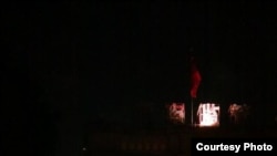 声援者在深圳第一看守所门外举牌抗议杨匡被拘。(VOA网友提供)