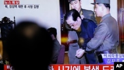 朝鲜领导人金正恩的姑父张成泽(Jang Song Thaek)2013年12月12日在平壤以叛国罪受审,然后被处决。