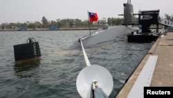 资料照:台湾高雄海军基地的海龙级潜艇(SS-794)。(2017年3月21日)