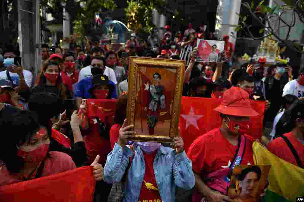 မြန်မာနိုင်ငံမှာ စစ်တပ်က အာဏာသိမ်းလိုက်တဲ့ လုပ်ရပ်ကို ကန့်ကွက်တဲ့အနေနဲ့ မြန်မာနိုင်ငံသား ရွှေ့ပြောင်းအလုပ်သမားတွေနဲ့ ထိုင်း တက်ကြွလှုပ်ရှားသူတွေ ဘန်ကောက်မြို့ မြန်မာသံရုံးရှေ့မှာ ဆန္ဒပြမြင်ကွင်း။ (ဖေဖော်ဝါရီ ၀၁၊ ၂၀၂၁)