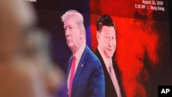 资料照片:电脑屏幕显示中国国家主席习近平与美国总统特朗普。(2019年8月26日)