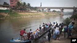 ထိုင်းနိုင်ငံဘက် အလုပ်အကိုင်ရှာဖို့သွားကြတဲ့ မြန်မာရွှေ့ပြောင်းအလုပ်သမားများ။