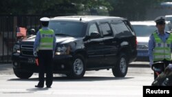 美中经贸磋商结束后,美国官员乘车离开美国驻华使馆(2018年5月4日路透社)