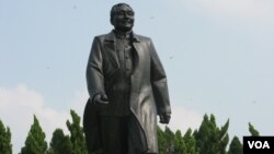 中国特区深圳的邓小平像(美国之音张楠拍摄)
