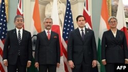 美国国务卿鲁比奥(右二)在上任第一天便与澳大利亚外长黄英贤(右一)、日本外务大臣岩屋毅(左一)和印度外交部长苏杰生(左二)展开接触,标志着“四方安全对话”的延续。(法新社:2025年1月21日)