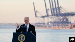 美国总统拜登在巴尔的摩港口发表讲话(2021年11月10日)