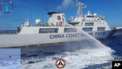 在菲律宾海岸警卫队提供的这张图片中,2023年8月5日星期六,一艘中国海警船在菲律宾占领的南中国海第二托马斯浅滩附近向菲律宾海警船发射水炮,(Philippine Coast Guard via AP)