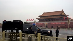2013年11月9日,中共中央18届三中全会召开之际,中国警察守卫着天安门广场