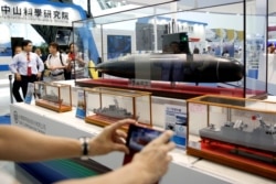 2016年9月16日台湾高雄的国际海事与防卫工业展会上人们聚集在台湾China Shipbuilding Corporation (CSBC) 展亭前观看台湾首艘国造潜艇模型。 (路透社照)