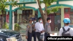 ကျောင်းသားသမဂ္ဂအဖွဲ့ဝင် တဦးကို မန္တလေးမြို့ ချမ်းအေးသာစံ တရားရုံးမှာ တွေ့ရ။ (ဓာတ်ပုံ - All Burma Federation of Student Unions - cec - စက်တင်ဘာ ၂၈၊ ၂၀၂၀)