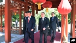在北京的 “一带一路”国际合作高峰论坛开幕式前,中国主席习近平和俄罗斯总统普京走在一起(2017年5月14日)