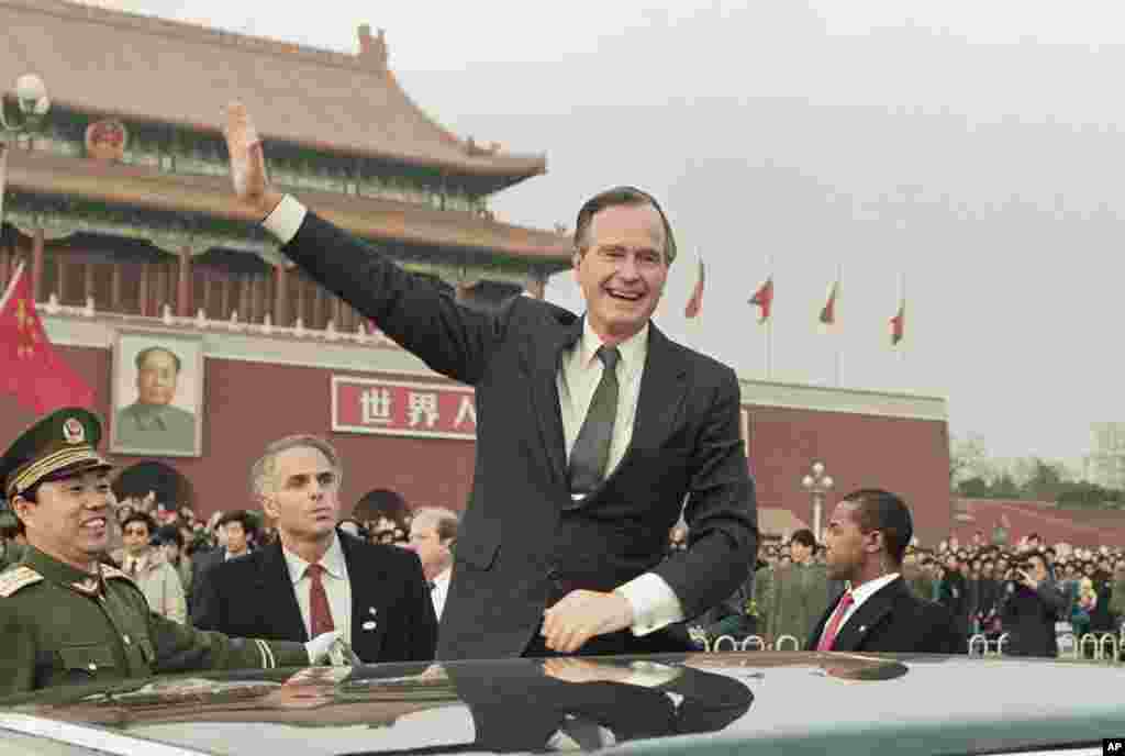 1989年2月25日,美国总统老布什站在他的车上,向北京天安门广场的人群挥手致意。他在就任总统之后不久就访问中国。那是他在总统任期内唯一一次访华。他会晤了当时的中国最高领导人邓小平和中国共产党总书记赵紫阳。