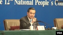 中国外交部长王毅在人大新闻发布会上 就领土问题表现出强硬态度(美国之音东方拍摄)