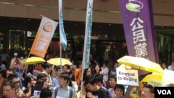 香港十六个政党和团体铜锣湾時代广场抗议Lancome(美囯之音海彦拍攝)