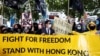 在中国外长王毅访问德国之际,香港民主派人士罗冠聪和其他活动人士在柏林抗议集会。(2020年9月1日)