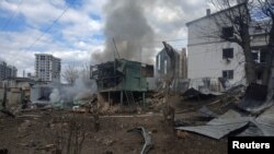 Пожежник працює на місці російського авіаудару у Харкові, 7 квітня 2024 р. REUTERS/Vyacheslav Madiyevskyy
