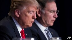 Президент Трамп і сенатор Бузман під час Національного молитовного сніданку